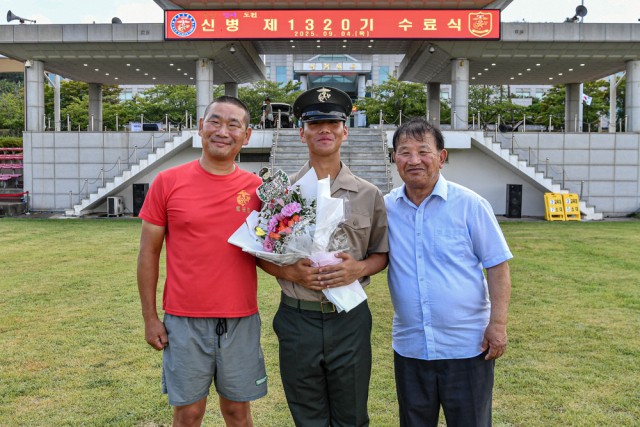 4일 해병대 교육훈련단에서 열린 해병 1320기 수료식에서 김혜민 이병이 할아버지(병 182기, 오른쪽), 아버지(병 795기, 왼쪽)와 함께 3대(代) 해병을 기념해 사진촬영을 하고 있다. 해병대 교육훈련단 제공.