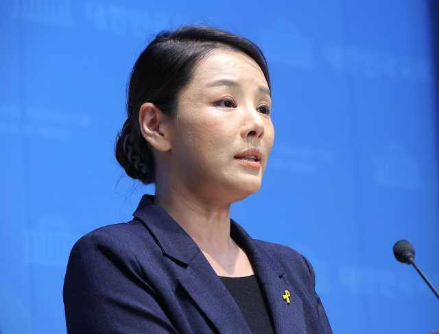 조국혁신당 강미정 대변인이 4일 서울 여의도 국회 소통관에서 당내 성비위 의혹과 관련한 탈당 기자회견을 하고 있다. 연합뉴스