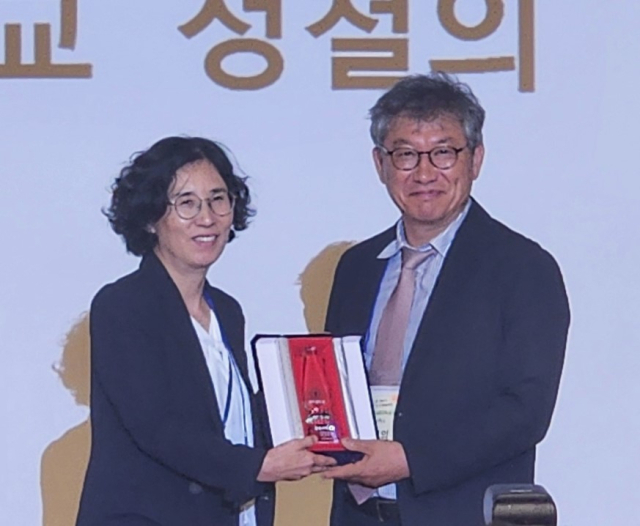 국립경국대 바이오생명공학부 식물의학전공 정철의(사진 오른쪽) 교수가 한국양봉학회 학술대회에서 