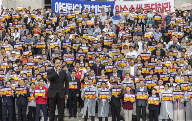 국민의힘 장동혁 대표가 4일 국회 본청 계단에서 열린 야당말살 정치탄압 특검수사 규탄대회에서 강력한 대 여당, 대 정부 투쟁을 선언하는 규탄 연설을 하고 있다. 연합뉴스