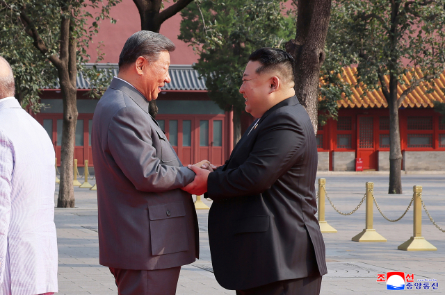지난해 9월 베이징에서 진행된 중국 전승절 80주년 기념행사에 참석한 김정은 북한 국무위원장이 시진핑 중국 국가주석과 손을 잡고 있다. 연합뉴스