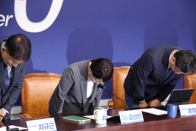 조국혁신당 김선민 당 대표 권한대행을 비롯한 소속 의원들이 5일 국회에서 열린 현안 관련 기자간담회에서 당내 성비위 사건과 관련해 고개숙여 사과하고 있다. 연합뉴스
