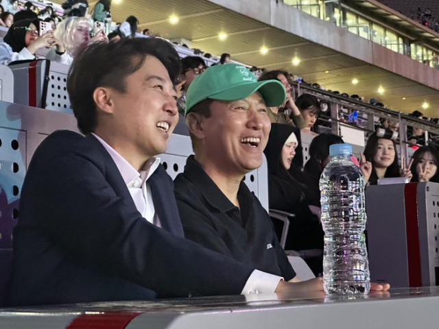 서울스프링페스타 원더쇼 개막식 관람하는 이준석 개혁신당 대표와 오세훈 서울시장. 이준석 캠프 제공