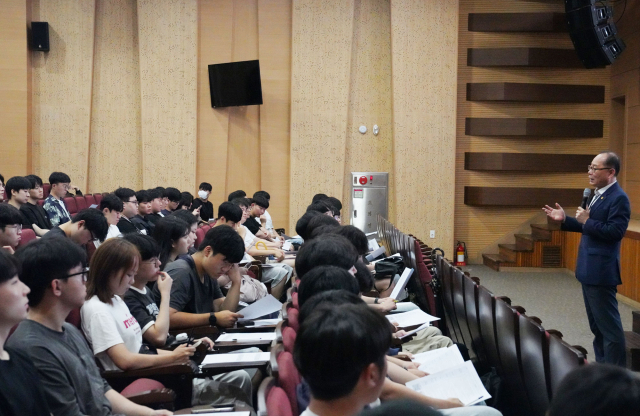 이재용 영남이공대 총장이 복학생, 편입생, 전과생 등에게 격려의 말을 전하고 있다. 영남이공대 제공