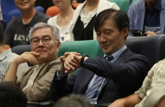 '책임 회피' 조국-'신속 대응' 정청래…성비위에 상반된 리더십