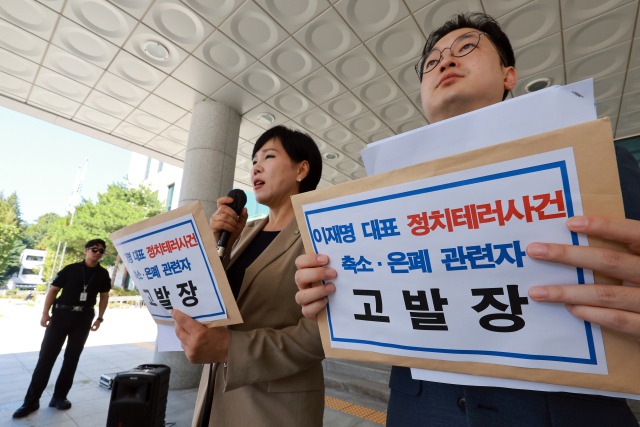 더불어민주당 정치테러대책위원회 위원장인 전현희 의원(왼쪽)이 5일 서울 서초구 서울고검에 마련된 조은석 내란특별검사팀에 이재명 대통령이 당대표였던 시절 발생한 피습 사건 축소·은폐 의혹 관련자를 고발하기에 앞서 기자회견하고 있다. 오른쪽은 정치테러대책위 소속 김동아 의원. 연합뉴스