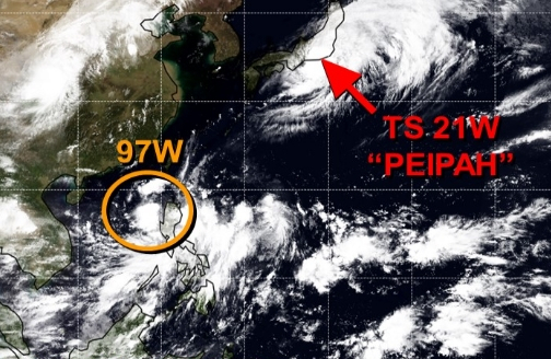 미국 합동태풍경보센터(JTWC, Joint Typhoon Warning Center)가 감시 중인 97W 열대요란(16호 태풍 타파 발달 가능성). 오른쪽은 일본 남부 태평양 연안을 지나고 있는 15호 태풍 페이파. JTWC 홈페이지