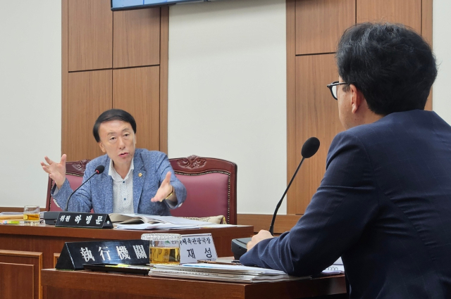 5일 오전 대구시의회에서 열린 문화복지위원회 안건 심사 중 하병문 시의원(북구4)이 최근 매일신문에서 연속 보도한 대구문화예술진흥원 사태와 관련해 대구시에 대책 마련을 촉구하고 있다. 윤정훈 기자
