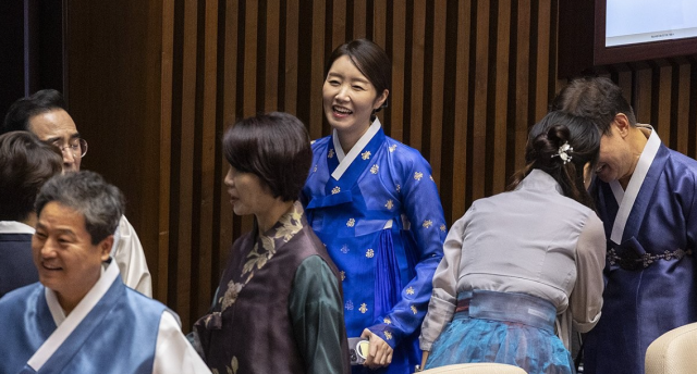 1일 국회에서 파란 한복 입고 인사하는 강선우 더불어민주당 의원. 연합뉴스