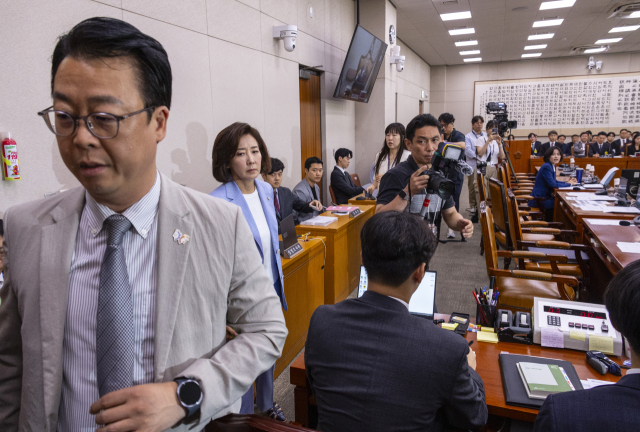 5일 국회에서 열린 법제사법위원회 법안심사1소위원회에서 열린 검찰 개혁 입법청문회에서 국민의힘 법사위원인 곽규택 의원과 나경원 의원이 관봉권 띠지 유실 관련 출석한 증인과 관련해 공방을 벌이다 퇴장하고 있다. 연합뉴스