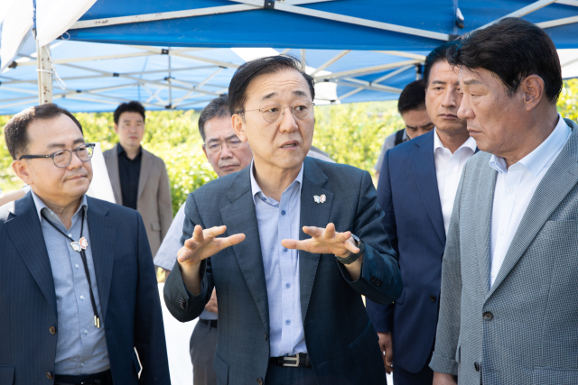김윤덕 국토교통부 장관은 6일 오전 대구경북(TK)신공항 이전 예정지를 직접 찾아 민·군공항 통합 이전사업의 성과적 추진을 다짐하며 관계 기관과의 협력을 강조했다. 2025.9.6. 국토부 제공