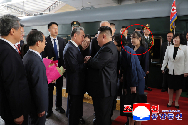 김정은 북한 국무위원장이 2일 현지시간 오후 4시 중국 수도 베이징에 도착했다고 조선중앙통신이 보도했다. 통신이 공개한 사진에 따르면 김 위원장의 딸 주애(붉은 원), 조용원·김덕훈 당 비서, 최선희 외무상 등이 동행했다. [국내에서만 사용가능. 재배포 금지. For Use Only in the Republic of Korea. No Redistribution] 연합뉴스