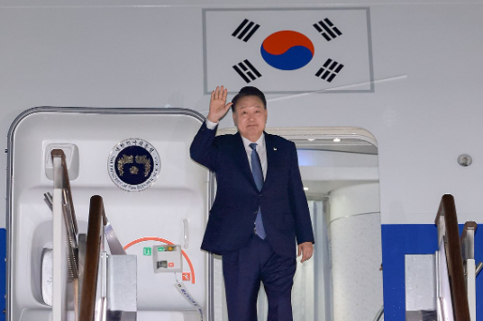 윤석열 대통령이 2024년 11월 21일 31차 아시아태평양경제협력체(APEC) 및 19차 주요 20개국(G20) 정상회의 일정을 마친 뒤 성남 서울공항에 도착, 전용기인 공군 1호기에서 인사하고 있다. 연합뉴스