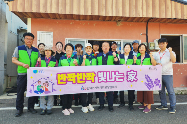 청송군 안덕면지역사회보장협의체는 지난 3일 고독사 위험에 놓인 가구를 방문해 주거환경 개선을 위한 정리정돈 및 청소사업 