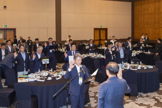 4일 경주 힐튼호텔에서 열린 경북도의회 의원연수회에서 전 도의원들이 청렴서약을 했다. 이날 김대진 윤리특별위원회 부위원장이 대료로 서약서를 낭독했다. 경북도의회 제공