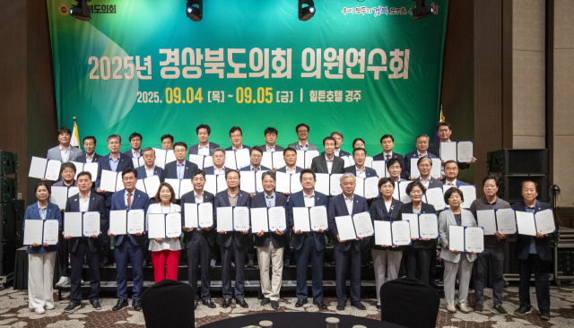4일 경주 힐튼호텔에서 열린 경북도의회 의원연수회에서 전 도의원들이 청렴서약서에 서명을 한 뒤 기념촬영을 했다. 경북도의회 제공