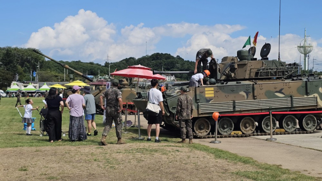 육군 50보병사단의 K-2전차, K-9자주포, 해병대 상륙돌격 장갑차 등 20여 대가 상주 북천공원에 집결해 시민들의 시선을 끌었다. 어린이들이 신기하고 놀라운 표정으로 탑승체험을 하면서 즐거워하고 있다. 고도현 기자