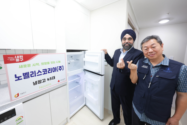 테진다 싱 노벨리스 아시아 인사담당 부사장과 박종태 남대문쪽방상담소 소장이 기부물품 전달식에서 기념 사진을 촬영했다. 노벨리스 제공