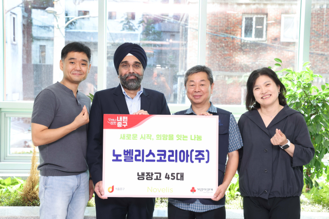 테진다 싱 노벨리스 아시아 인사담당 부사장이 남대문쪽방상담소 관계자에게 기부물품을 전달하고 있다. 노벨리스 제공