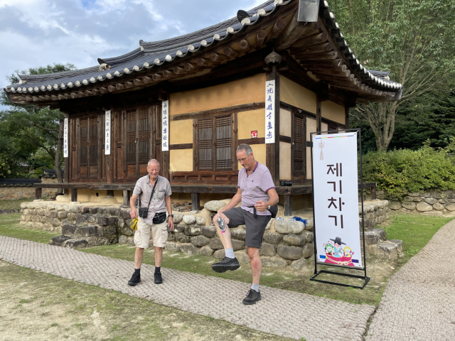 지난해 한가위 큰잔치에 참여한 외국인 방문객들이 전통한옥에서 제기차기 체험을 하고 있다. 영주시 제공