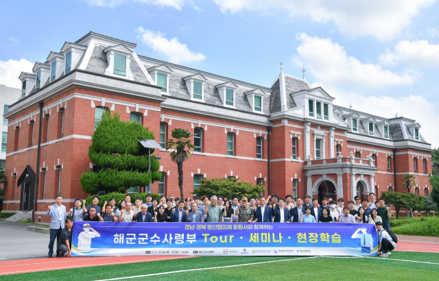 경북지역 방산 창업기업 관계자들이 해군 군수사령부에서 기념촬영을 하고 있다. 경북산학융합원 제공