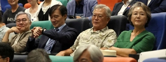 지난달 24일 문재인 전 대통령 내외와 조국 조국혁신당 혁신정책연구원장, 최강욱 더불어민주당 교육연수원장(가장 왼쪽)이 경남 양산시 메가박스 양산증산점에서 영화