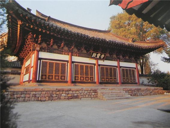 고려와 한양조선시기 고조선의 단군과 고구려 시조 주몽을 모신 사당 숭령전, 북한 평양시내에 있다.