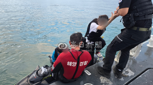 동해해경은 삼척해수욕장 인근 해상에서 표류중인 젯트스키에 탑승한 3명을 구조했다. 동해해양경찰서 제공
