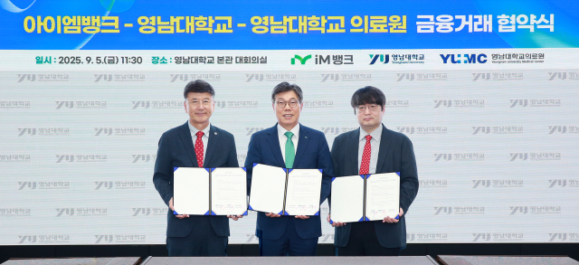 iM뱅크는 5일 영남대 및 산학협력단, 영남대의료원과 금융거래업무 협약을 체결했다.왼쪽부터 영남대 최외출 총장, iM뱅크 황병우 은행장, 영남대학교병원 이준 병원장. 사진=iM뱅크 제공