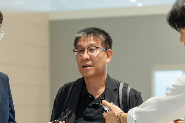 김기수 LG에너지솔루션 CHO(최고인사책임자)가 7일 인천공항 출국장에서 취재진의 질문에 답변하고 있다. LG에너지솔루션 제공