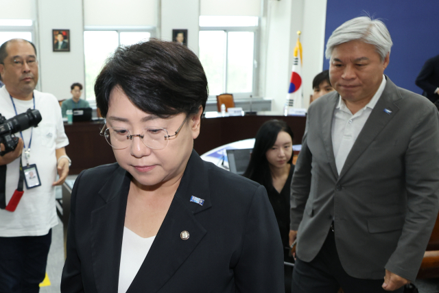 조국혁신당 김선민 당대표 권한대행과 서왕진 원내대표가 7일 서울 여의도 국회에서 당내 성 비위 사건에 대한 책임을 지고 사퇴의사를 밝힌 뒤 회의장을 나가고 있다. 연합뉴스