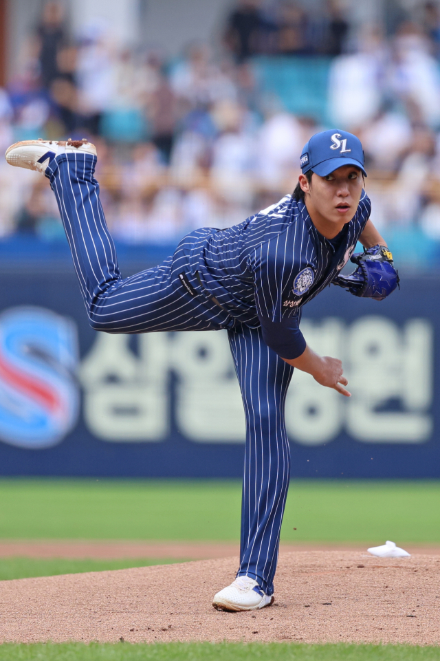 삼성 라이온즈의 원태인이 7일 대구에서 열린 한화 이글스와의 경기에 선발 등판해 역투하고 있다. 삼성 제공