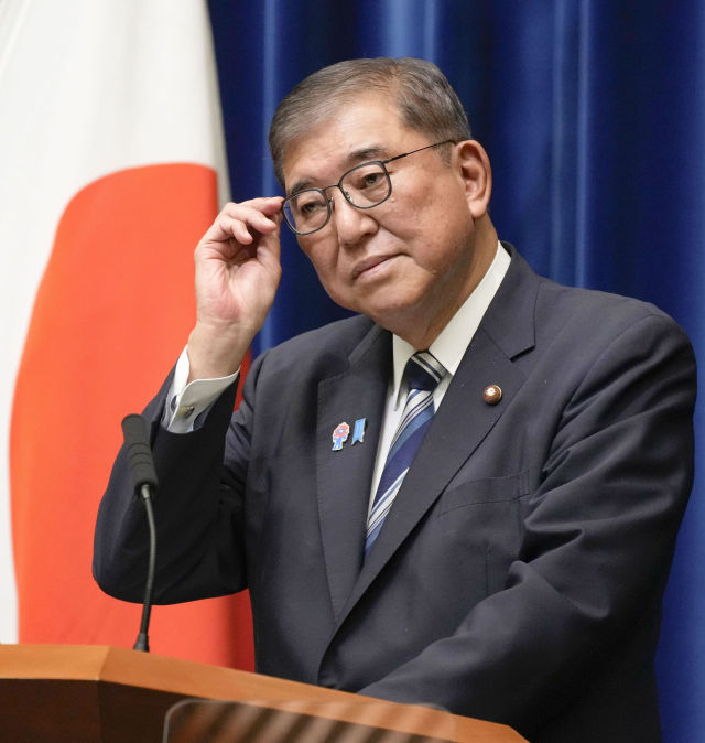 이시바 시게루 일본 총리가 7일 오후 도쿄 총리 관저에서 기자회견을 열고 자민당 총재직 사임과 총리직 퇴임 의사를 밝히고 있다. 연합뉴스
