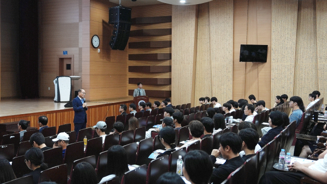 영남이공대 이재용 총장이 학생 및 학부모에게 인사말을 하고 있다. 영남이공대 제공