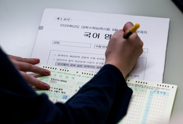 2026학년도 대학수학능력시험 9월 모의평가가 실시된 지난 3일 오전 대구 중구 경북여자고등학교 3학년 교실에서 수험생들이 시험을 준비하고 있다. 안성완 기자 asw0727@imaeil.com