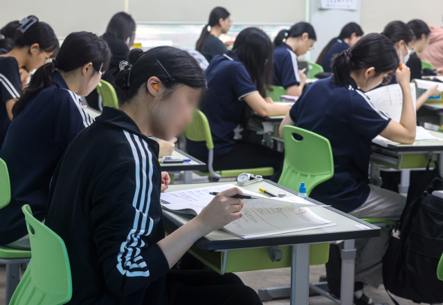 2026학년도 대학수학능력시험 9월 모의평가가 실시된 지난 3일 오전 대구 중구 경북여자고등학교 3학년 교실에서 수험생들이 시험을 준비하고 있다. 안성완 기자 asw0727@imaeil.com