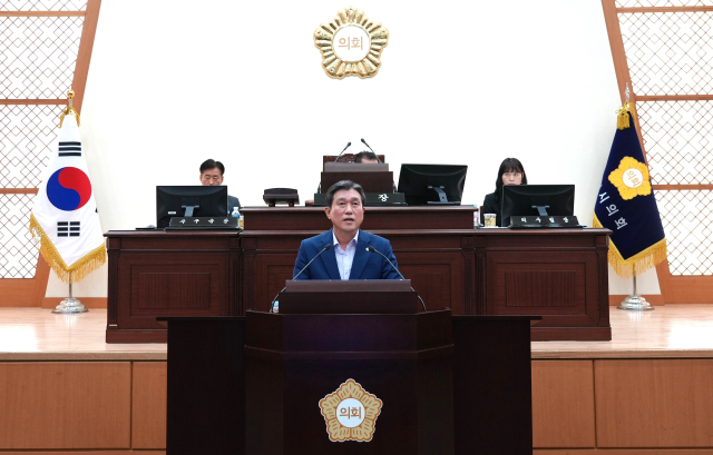 이갑균 영천시의원이 최근 열린 시의회 임시회에서 영천시 농기계 보조사업의 문제점을 지적하고 있다. 영천시의회 제공
