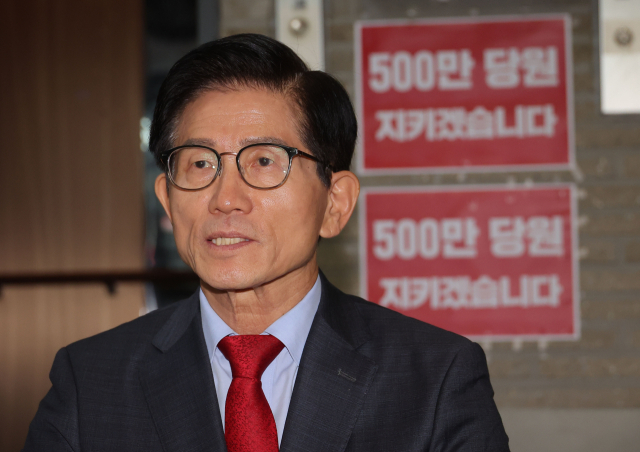 김건희특검의 국민의힘 당사 압수수색에 반대하며 농성을 이어가는 김문수 당 대표 후보가 대표 선출을 하루 앞둔 25일 서울 여의도 국민의힘 중앙당사에서 자신의 유튜브 채널을 통해 발언하고 있다. 연합뉴스