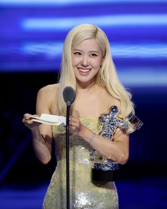 블랙핑크 로제가 7일(현지시간) 미국 뉴욕 UBS아레나에서 열린 MTV VMA에서 주요 부문인