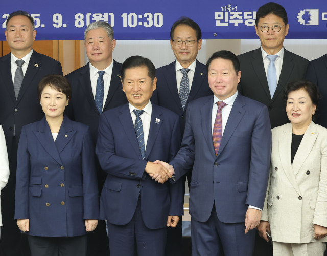 더불어민주당 정청래 대표와 최태원 대한상공회의소 회장이 8일 서울 중구 대한상공회의소에서 열린 정책 간담회에서 기념촬영을 하고 있다. 연합뉴스