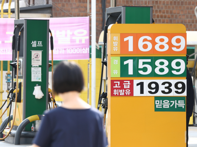 국내 주유소 휘발유와 경유 가격이 3주 연속 동반 하락했다. 30일 한국석유공사 유가정보시스템 오피넷에 따르면 8월 넷째 주 전국 주유소 휘발유 평균 판매가는 지난주보다 L당 3.0원 내린 1천662.1원이었다. 31일 서울 시내 한 주유소에 가격 현황판이 놓여 있다. 연합뉴스