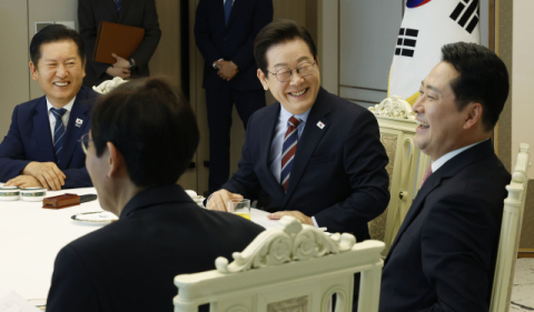 장동혁·정청래, 13일 만에 악수…張, 李 대통령에 