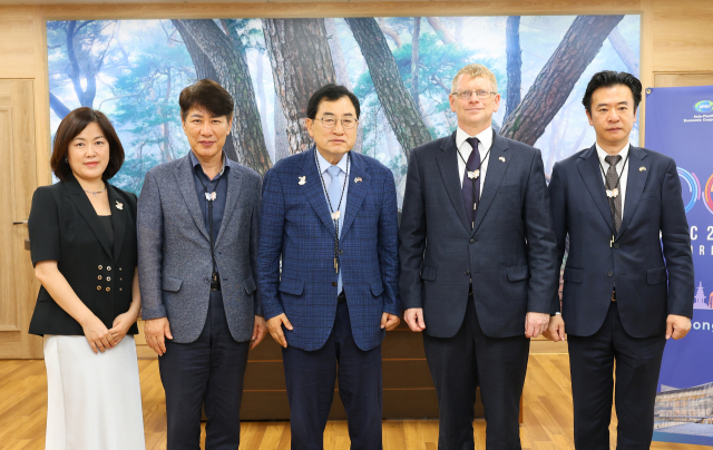 주낙영 경주시장이 8일 듀이 무어(오른쪽 두번째) 주부산미국영사관 수석영사와 접견 후 기념사진을 촬영하고 있다.경주시 제공