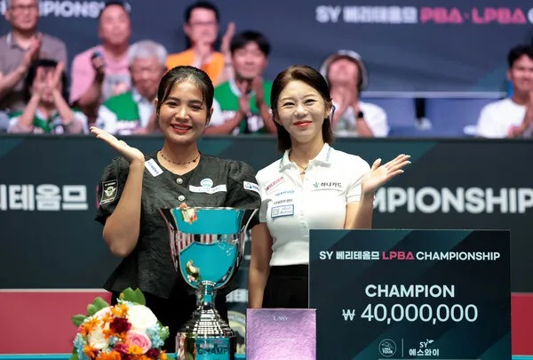 김가영(오른쪽)과 스롱 피아비. PBA 제공