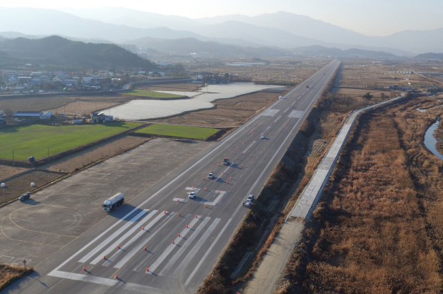 영주 가흥2동과 안정면 내줄리를 잇는 비상활주로 모습. 이곳이 드론·항공산업의 중심지로 탈바꿈한다. 영주시 제공