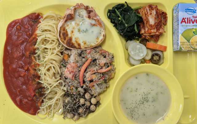 경북 구미 경구고등학교는 새 학기를 맞이해 학생들에게 단순한 한 끼 식사를 넘어 학교생활의 즐거움과 활력을 선물할 수 있는 특별한 급식을 제공하고 있다. 구미 경구고등학교 제공