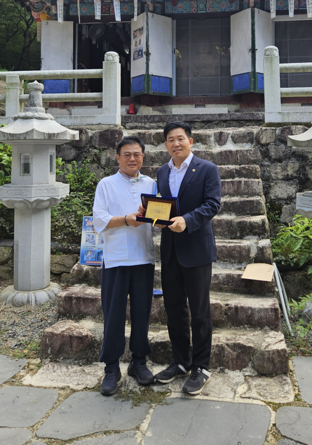 경상북도의회 서석영 도의원(포항·사진 오른쪽)은 지난 7일 포항 장기면민 대표들로부터 천년고찰 고석사 진입로 확장 공사 추진 공로에 대한 감사패를 받았다. 서석영 도의원 제공