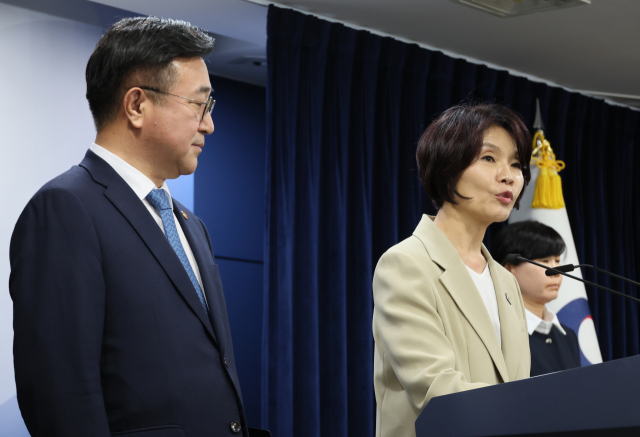 윤호중 행정안전부 장관과 더불어민주당 한정애 정책위의장이 7일 서울 종로구 정부서울청사에서 제3차 고위당정협의회 결과 및 정부조직 개편 방안에 대해 발표하고 있다. 연합뉴스