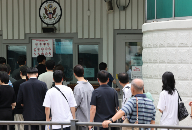 8일 서울 종로구 주한 미국대사관 앞에서 미국 비자를 발급받으려는 시민들이 줄 서 있다. 한편 정부는 이번 한국인 무더기 구금 사태를 계기로 대미 프로젝트 관련 출장자의 비자 체계 점검 개선 방안을 추진할 예정이다. 연합뉴스