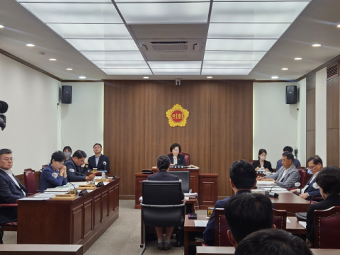 '박정희 기념사업' 조례 폐지안 상임위 부결… 12일 본회의 존폐 여부 주목